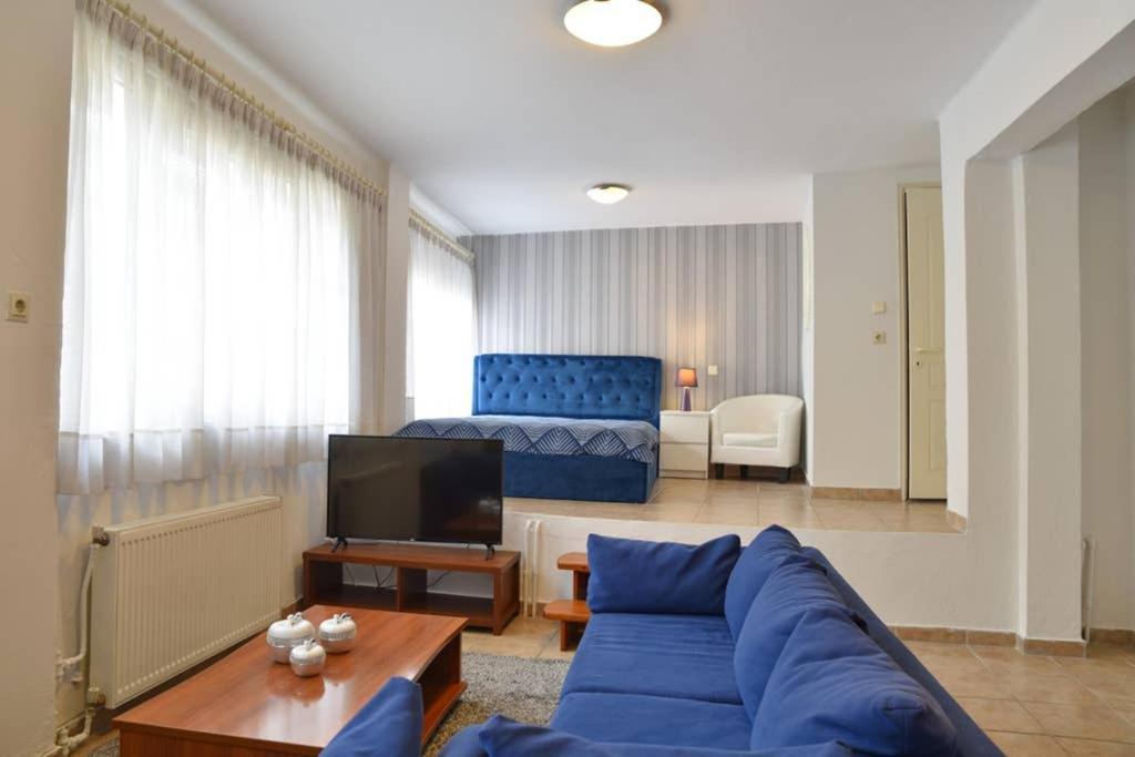 A Modern Bright In The Center Of Apartment